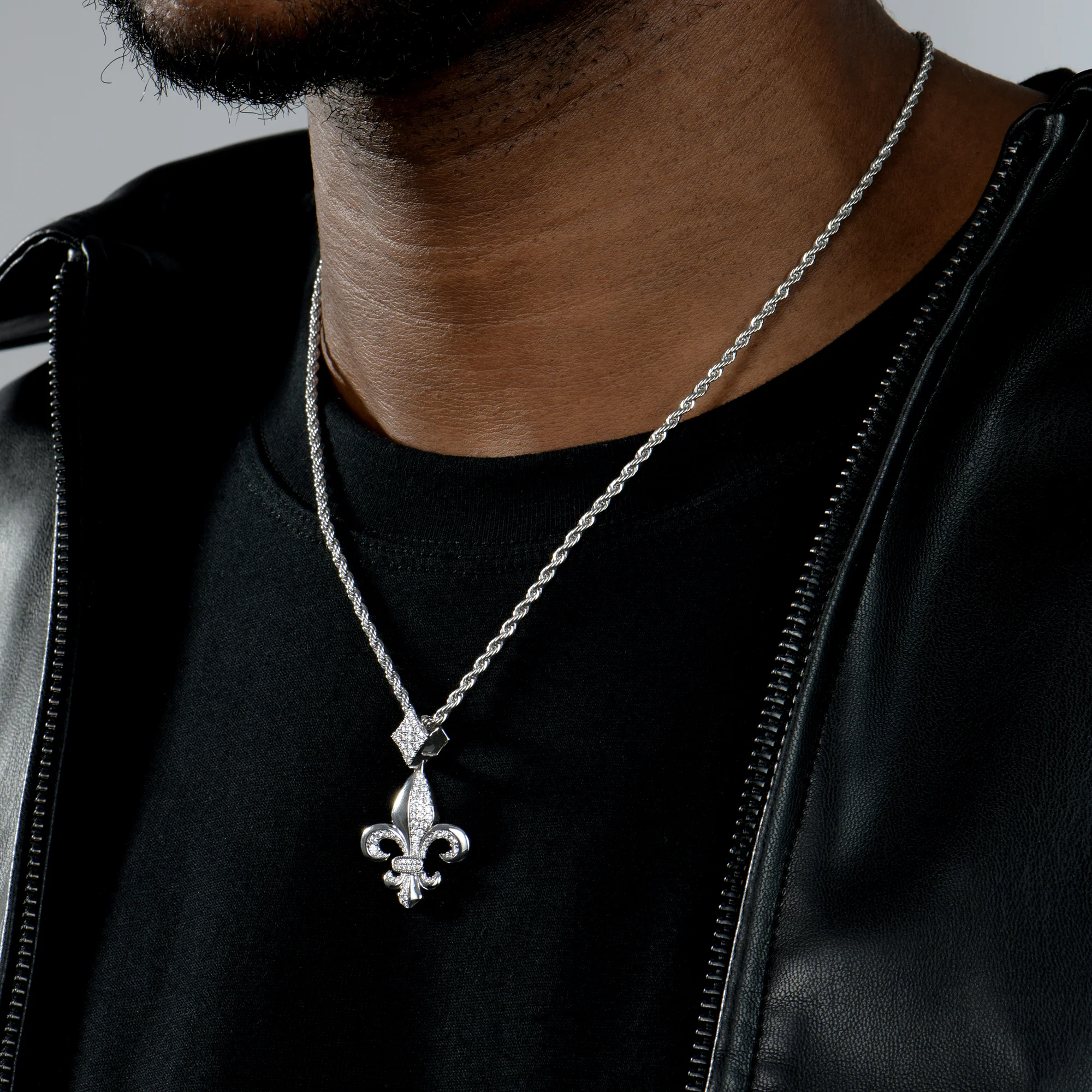 Knight Fleur de lis Pendant - Image 2